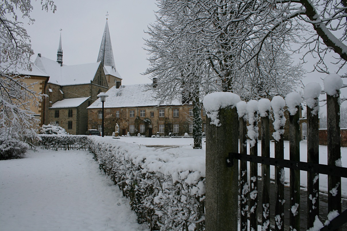 Herz KlosterKirche Schnee