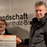 Der Vorstand überreicht einen Spendenscheck in Höhe von 500,- Euro an die Bürgerstiftung.